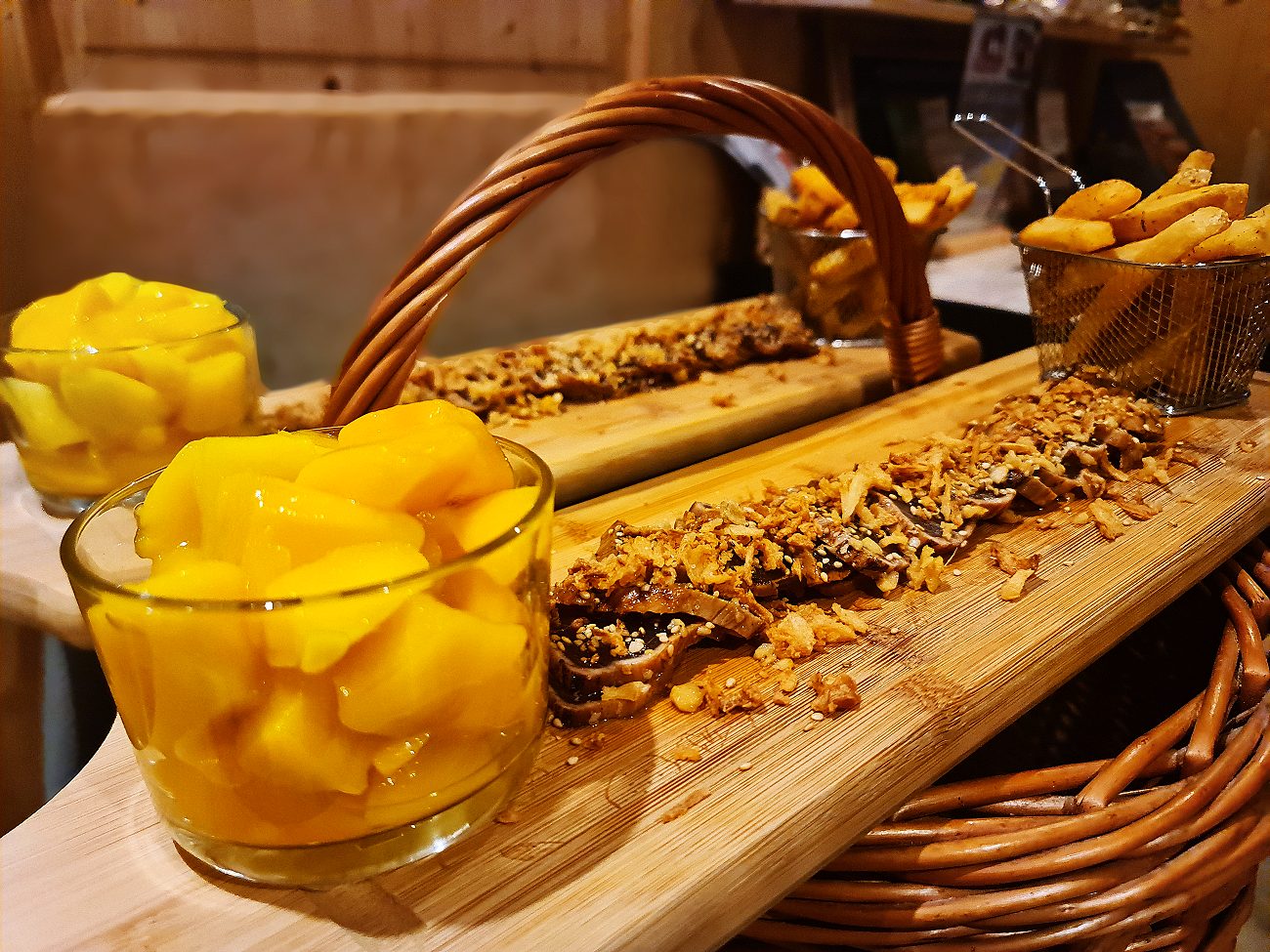 Une planche de mangue et de croquant préparée au domaine
