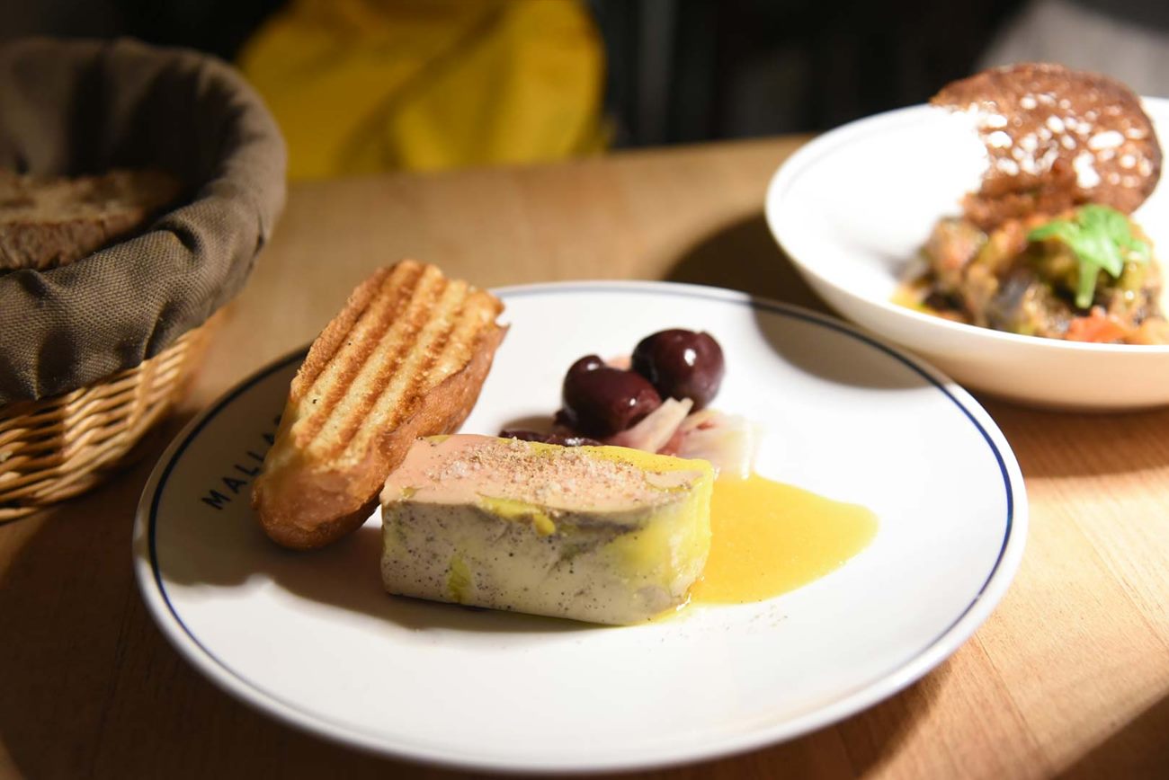 Une assiette de foie gras et son pain grillé