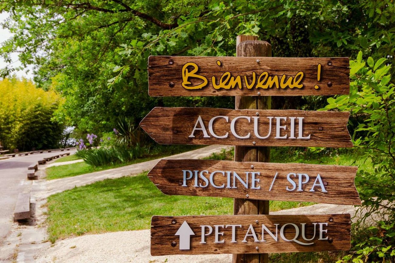 Le panneau en bois Bienvenue, Accueil, Piscine et Spa, Pétanque