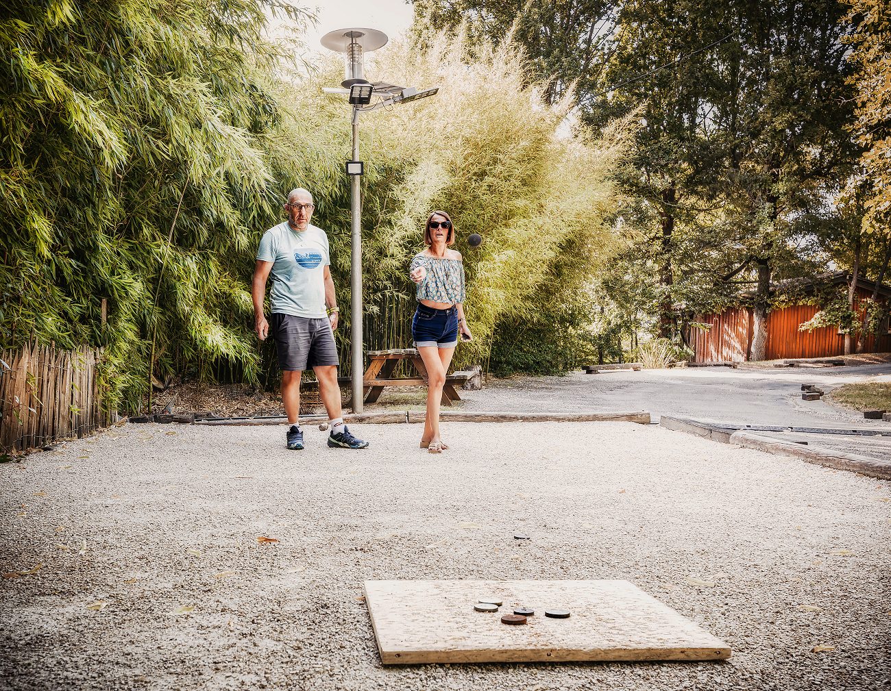 Stéphane en pleine partie de pétanque, entre les bambous