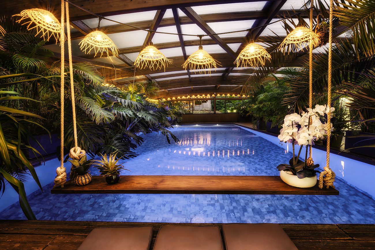 Le bar suspendu par des cordes au-dessus du bassin, avec ses orchidées blanches