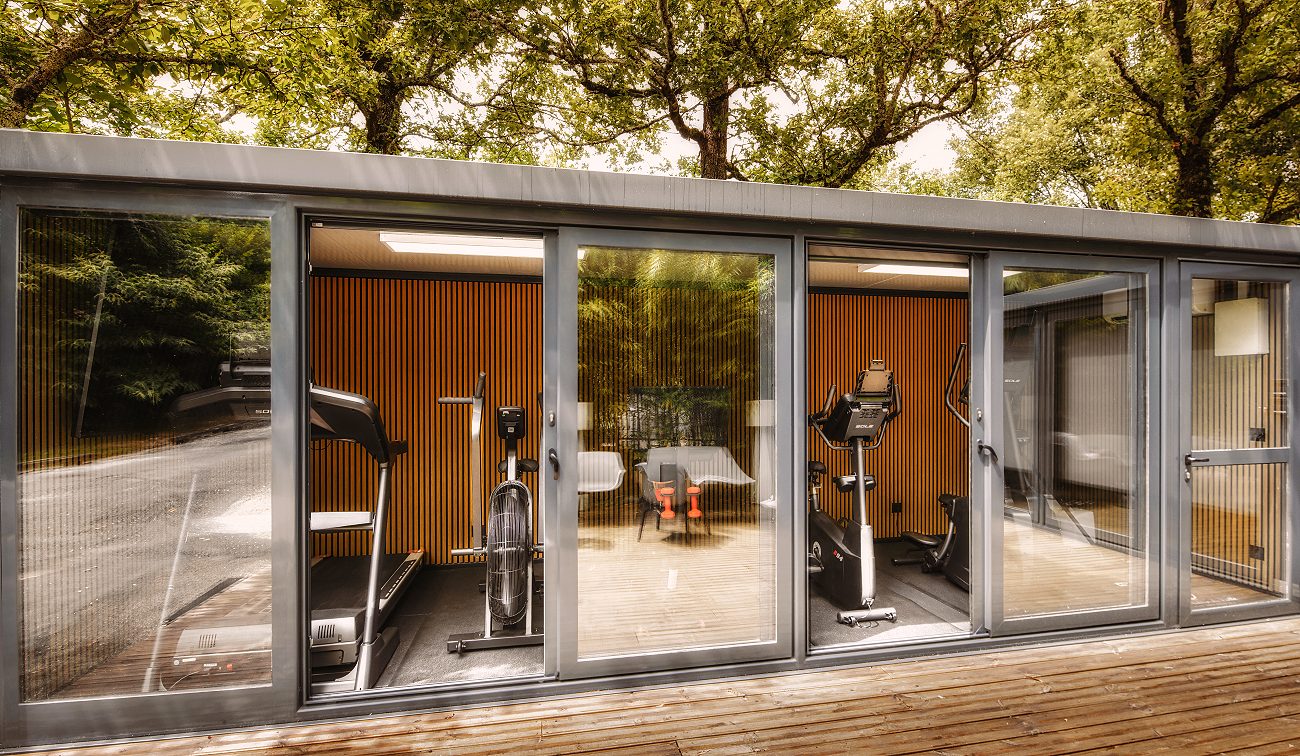 La salle de sport du domaine derrière ses grandes baies vitrées