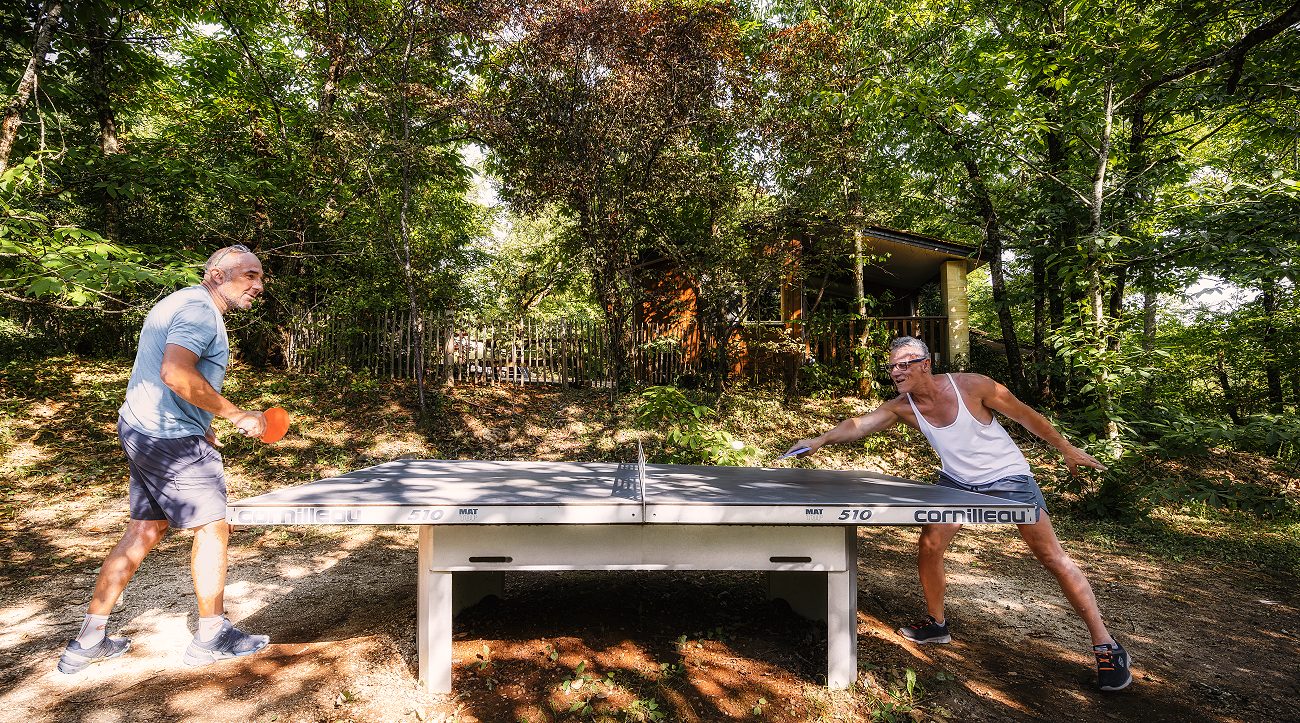 Stéphane en pleine partie de ping-pong, en forêt