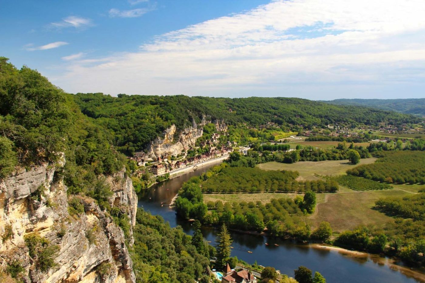 La vallée de la Dordogne, ses falaises et ses forêts